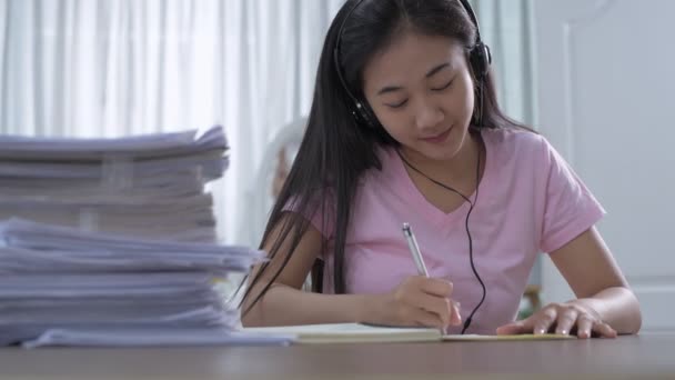 从家里工作的4K解析度的概念 年轻的亚洲妇女在家里努力工作 — 图库视频影像