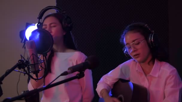 Concept Enregistrement Audio Résolution Jeune Duo Artistes Chantant Studio — Video