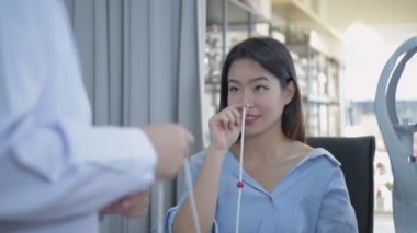 Optik dükkan konsepti 4k Kararlılık. Görme duyusunu standart aletlerle ölçen genç kadınlar.