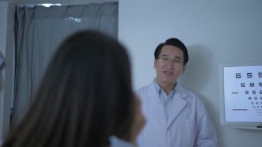 Optik dükkan konsepti 4k Kararlılık. Göz doktoru müşterinin gözlerini ölçüyor..