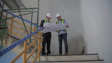Mühendislik konsepti 4k Çözünürlük. İş adamları yapı dayanıklılığını kontrol ediyorlar.