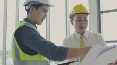 4k Kararlılığın iş konsepti. Mühendisler toplantıda beyin fırtınası yapıyorlar..