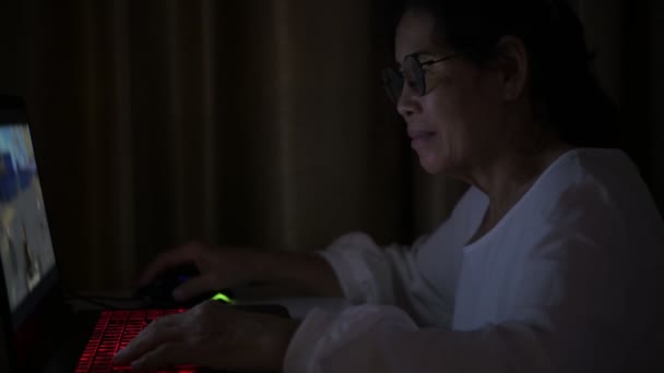 Διακοπές Έννοια Του Ψηφίσματος Ασιάτισσες Γριές Που Παίζουν Παιχνίδια Νύχτα — Αρχείο Βίντεο