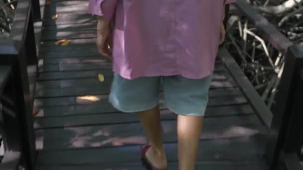 Reisconcept Van Resolution Een Oude Vrouw Die Gelukkig Het Mangrovebos — Stockvideo