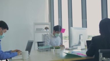 4k Kararlılığın iş konsepti. Çalışanlar maske takarak çalışırken kendilerini koruyorlar..