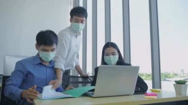4k Kararlılığın iş konsepti. Ofiste birlikte çalışan bir iş adamı ekibi..
