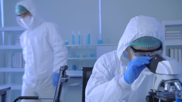 Forskningskoncept För Upplösning Forskare Utvecklar Ett Virusresistent Läkemedel Labbet — Stockvideo