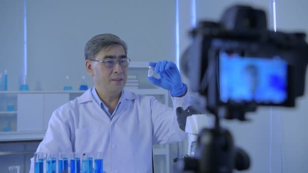 Felbontás Kutatási Koncepciója Tudósok Interjút Készítenek Elmagyarázzák Hogyan Használják Vakcinákat — Stock videók