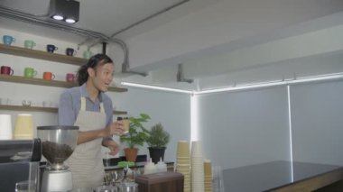 Barista 'nın 4k çözünürlük kavramı. Çalışanlar dükkandaki müşterilere kahve servisi yapıyorlar..