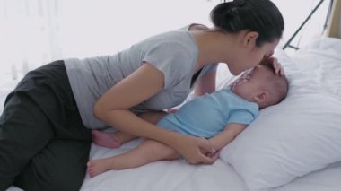 Aile kavramı 4k Kararlılığı. Bir anne kızını sevgiyle öptü..