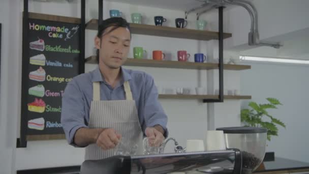 Barista Concept Van Resolutie Medewerker Bereidt Een Container Voor Drankjes — Stockvideo