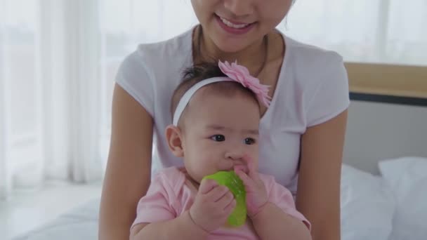 Сімейна Концепція Resolution Мати Піклується Про Свою Дочку Спальні — стокове відео