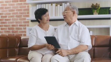 Aile kavramı 4k Kararlılığı. Kadın kocasına oturma odasında masaj yaptı..