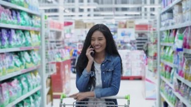 4k Kararlılığın alışveriş kavramları. Alışveriş merkezine doğru yürüyen güzel kadınlar..