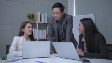 4k Kararlılığın iş konsepti. Müdür toplantı odasında işi sekreterle özetliyor..