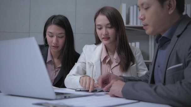 Concept Entreprise Résolution Les Employés Asiatiques Discutent Dans Une Salle — Video