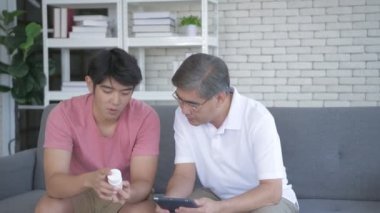 Aile kavramı 4k Kararlılığı. Baba ve oğul uyuşturucu kullanımı hakkında birlikte çalışıyorlar..