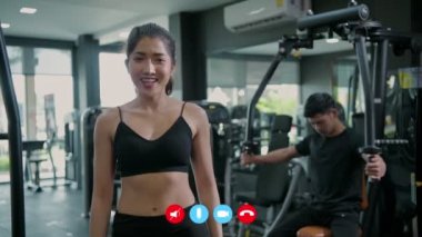 4k Çözünürlük konsepti. Asyalı yaşlı bir adam kameradan selamlıyor..