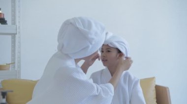 Spa konsepti 4k Çözünürlük. Anne odasında kızı için giyiniyor..