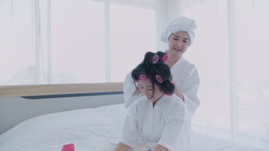 Spa konsepti 4k Çözünürlük. Annem yatak odasında saçını tarıyor..