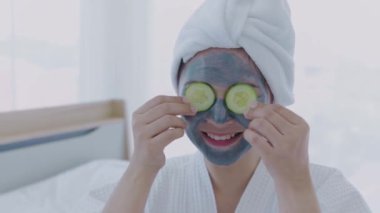 Spa konsepti 4k Çözünürlük. Asyalı kız maske takmaktan zevk alıyor..