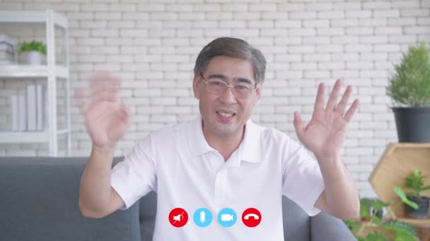 Concepto Videollamada Resolución Anciano Asiático Saludando Través Cámara — Vídeos de Stock
