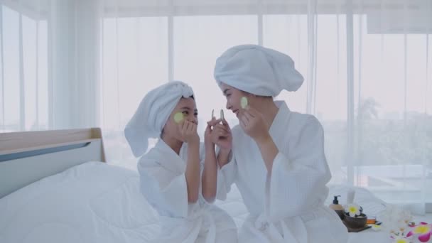 Concepto Spa Resolución Mamá Hija Están Divirtiendo Con Tratamientos Faciales — Vídeo de stock