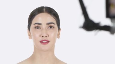 4k Çözünürlük 'ün güzellik konsepti. Stüdyoda bir model poz veriyor..