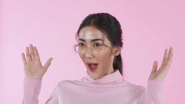 Concepto Belleza Resolución Jóvenes Mujeres Asiáticas Sorprenden Emocionados Fondo Rosa — Vídeo de stock