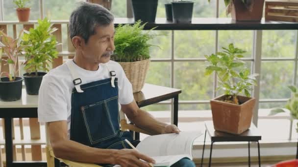 Conceito Agricultura Resolução Velho Asiático Está Lendo Livro Para Cuidar — Vídeo de Stock