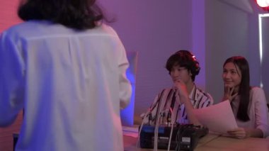 4k Çözünürlük ses kaydı konsepti. Genç bir Asyalı şarkıcı stüdyoda kayıt yapıyor..