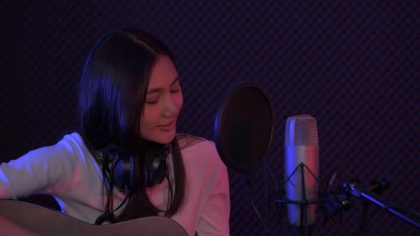 Çözünürlük Ses Kaydı Konsepti Stüdyoda Solist Kızlar Şarkı Söylüyor — Stok video