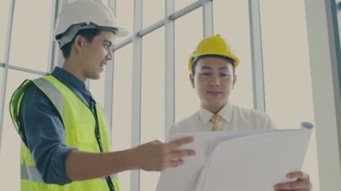 4k Kararlılığın iş konsepti. Mühendisler toplantıda beyin fırtınası yapıyorlar..