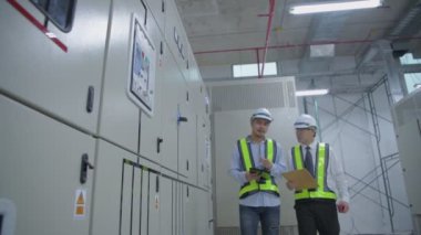 Mühendislik konsepti 4k Çözünürlük. Çalışan jeneratörü kontrol ediyor..