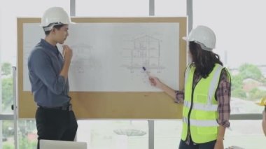 4k Kararlılığın iş konsepti. Mühendisler ofiste toplanıyorlar..