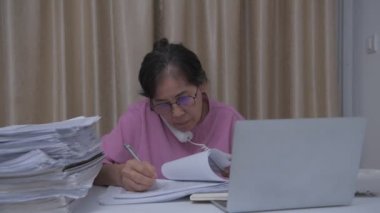 4k Kararlılığın iş konsepti. Asyalı yaşlı kadınlar belgeleri kontrol etmekle meşguller..