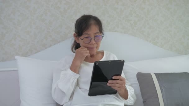 Holiday Concept Resolution Asian Old Woman Using Tablet Bedroom — Stock Video