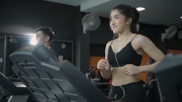 Konceptet Resolution Ändamålsenligt Ung Asiatisk Kvinna Som Springer Löpband Och — Stockvideo