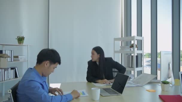 4K解像度のビジネスコンセプト アジアの男性従業員はオフィスの顧客に小包を配達しています — ストック動画