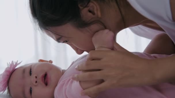 Concepto Familiar Resolución Una Madre Besó Hija Con Amor — Vídeo de stock