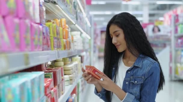 Concetti Shopping Risoluzione Belle Donne Stanno Comprando Prodotti Cosmetici Nel — Video Stock