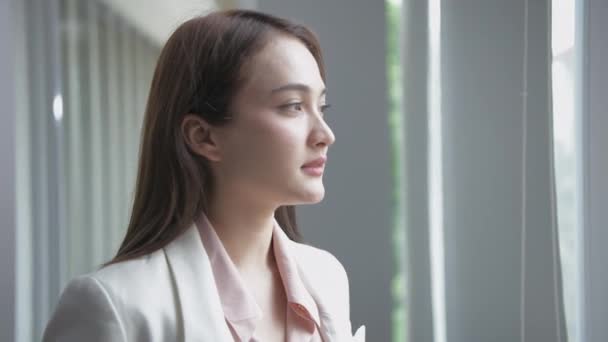 4K解像度のビジネスコンセプト アジアの女の子は目標と窓の外を見ている — ストック動画