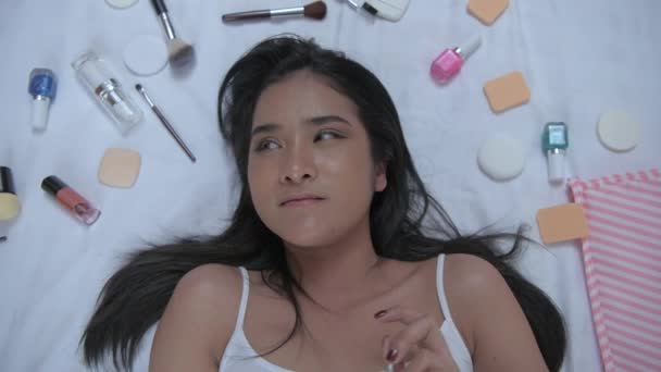 Piękna Koncepcja Rozdzielczości Azjatka Uśmiecha Się Ufnością Stercie Kosmetyków Sypialni — Wideo stockowe