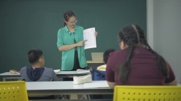 Concetto Educativo Risoluzione Insegnante Sta Insegnando Bambini Disabili Disegnare Dipingere — Video Stock