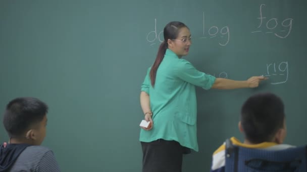 4K解像度の教育概念 先生は教室で障害のある子供たちにつづりの単語を教えています — ストック動画