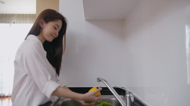 Conceito Férias Resolução Meninas Asiáticas Lavar Legumes Cozinha — Vídeo de Stock