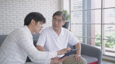 4k Kararlılığın iş konsepti. Asyalı erkekler tabletler üzerinde çalışmalarını sunuyorlar.