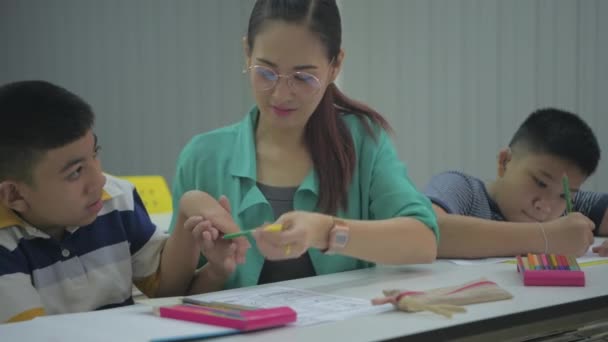 Eğitim Konsepti Kararlılık Öğretmen Engelli Çocuklara Resim Çizmeyi Öğretiyor — Stok video