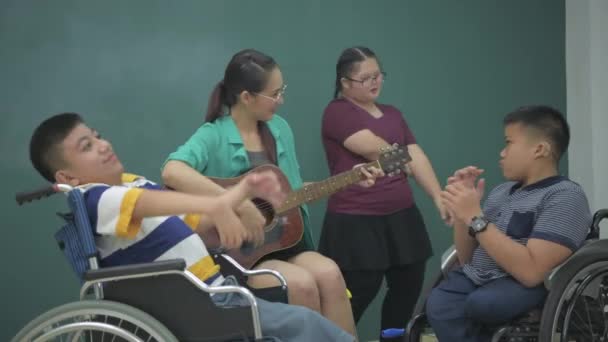 Concepto Educativo Resolución Maestra Está Tratando Las Mentes Los Niños — Vídeo de stock