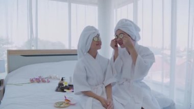 Spa konsepti 4k Çözünürlük. Anne ve kızı salatalıkla eğleniyor..